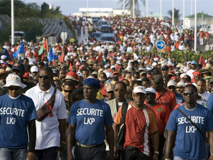 Manifestation à l'appel du LKP, le 14 février 2009, dans la ville du Moule. En 1952, quatre ouvriers avaient été tués dans cette commune de Guadeloupe lors d'une marche de protestation pour des augmentations de salaires.( Photo : Julien Tack / AFP )