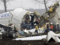 Le Boeing de Turkish Airlines, mercredi 25 février 2009. L'analyse de la boîte noire, qui devrait durer 48 heures, permettra probablement d'en savoir plus sur les causes du drame. ( Photo : Marcel Antonisse/ AFP )