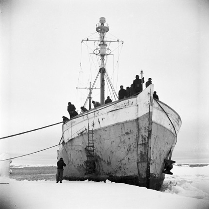 Amarrage sur glace,19 février 1949Photographie Luc-Marie-Bayle -Musée national de la Marine/S.Dondain