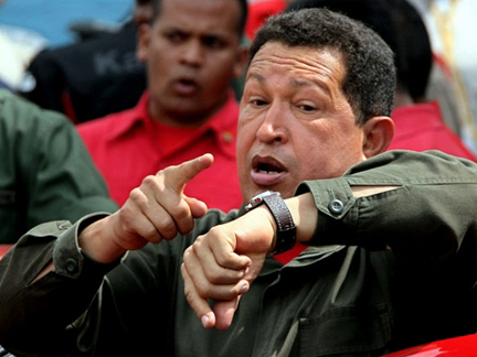 Le président du Venezuela Hugo Chavez consulte sa montre à la sortie du bureau de vote. La victoire du «&nbsp;oui&nbsp;» va lui permettre de se présenter une nouvelle fois en 2012. ( Photo : Thomas Coex/ AFP )