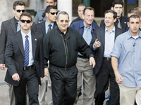 Le ministre israélien de la Défense et leader du Parti travailliste  Ehud Barak en campagne électorale à Tel Aviv, escorté par ses gardes du corps, le 6 février 2009.( Photo : Jack Guez / AFP )