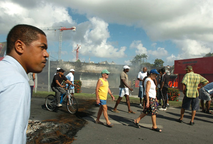 La population des Abymes, près de Pointe-à-Pitre, se disperse après une deuxième nuit de violences, le 18 février 2009.(Photo : Reuters)