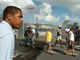La population des Abymes, près de Pointe-à-Pitre, se disperse après une deuxième nuit de violences, le 18 février 2009. (Photo : Reuters)
