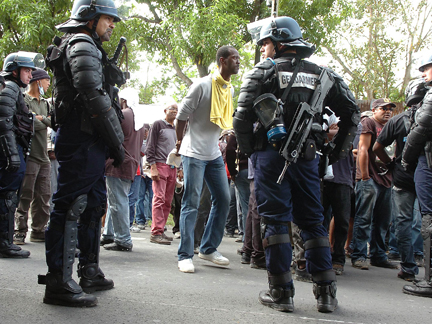 Les gendarmes entourent des manifestants appréhendés près de Pointe-à-Pitre.( Photo : Dominique Chomereau/ Reuters )