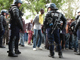 Les gendarmes surveillent des jeunes manifestants  appréhendés à Lamotte, près de Pointe à pitre en Guadeloupe où les routes principales et les itinéraires d'accès aux zones industrielles ont été bloqués. ( Photo : Dominique Chomereau/ Reuters )