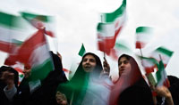 A l'occasion du 30e anniversaire de la révolution islamique, des étudiants brandissent le drapeau iranien, le 10 février 2009.
(Photo: Reuters)