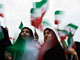 A l'occasion du 30e anniversaire de la révolution islamique, des étudiants brandissent le drapeau iranien, le 10 février 2009.
(Photo: Reuters)