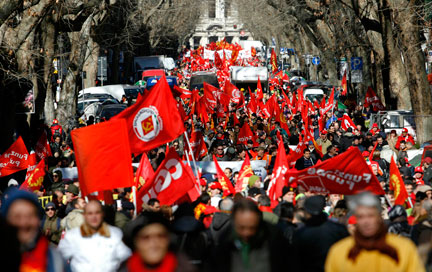 Plusieurs dizaines de milliers de salariés italiens ont manifesté à Rome pour dénoncer la politique du gouvernement Berlusconi, le 13 février 2009.(Photo: Reuters)