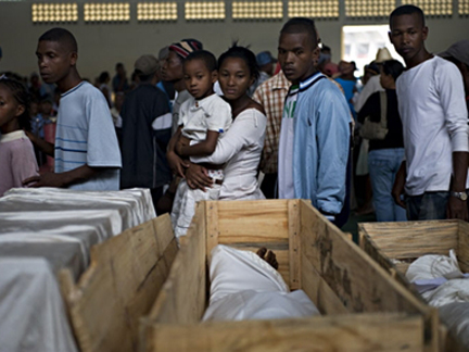 Les Malgaches sont venus rendre un dernier hommage aux victimes des événements du 8 février 2009 dans la capitale.( Photo : Walter Astrada/AFP )