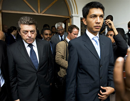 Le secrétaire d'Etat à la Coopération, Alain Joyandet (G) a rencontré le maire déchu d'Antananarivo, Andry Rajoelina, le 12 février 2009. (Photo : AFP)