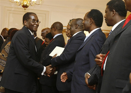 Les vice-ministres et secrétaires d'Etat du gouvernement de Robert Mugabe ont prêté serment, jeudi. (Photo : AFP)