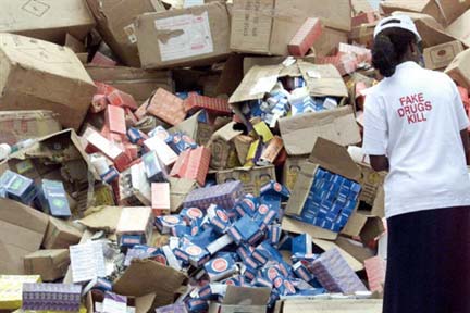 Un membre de Nafdac jette des cartons de médicaments frauduleux à Lagos.(Photo : Pius Otomi Ekpei/ AFP)
