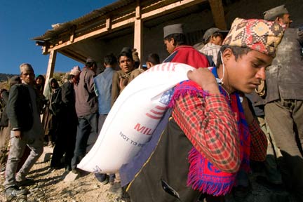 Des villageois reçoivent du riz du PAM dans le cadre d'une opération humanitaire à Maila (Nord-ouest du Népal).(Photo : Bryant Castro de Serrato)