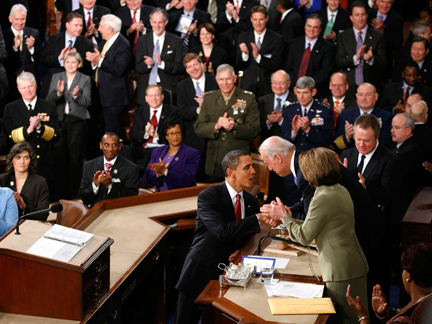 Barack Obama congratulé par son vice-président Joe Biden et la présidente de la Chambre des représentants, Nancy Pelosi.( Photo : Kevin Lamarque/ Reuters )