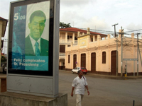 Portrait du Président Obiang Nguema dans une rue de Malabo en Guinée équatoriale, le 10 jullet 2008.(Photo: AFP) 