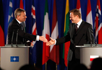 Jaap de Hoop Scheffer (G) et Donald Tusk à Cracovie,  le 19 février 2009.(Photo : Reuters)