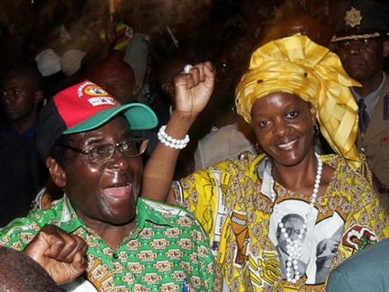 Le chef de l'Etat zimbabwéen Robert Mugabe (G) et son épouse Grace Mugabe (D).( Photo : Alexander Joe /AFP )