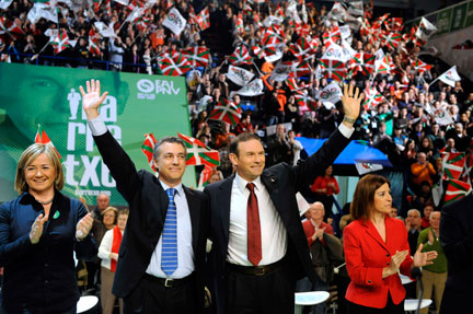 Juan José Ibarretxe (d), président de la Communauté autonome du Pays basque et Iñigo Urkullu (g) président du Parti nationaliste basque, lors d'un meeting à Bilbao, le 27 février 2009.(Photo: Reuters)