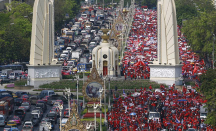 Des milliers de partisans de l'ancien Premier ministre, Thaksin Shinawatra, sont dans les rues de Bangkok, ce 24 février. Ils demandent le départ d'Abhisit Vejjajiva, l'actuel chef du gouvernement.(Photo : Stringer/Reuters)