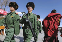 Des soldats chinois patrouillent dans les rues de Lhasa, au Tibet, le 1er février 2009.(Photo : Reuters)