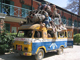 Représentation d'un «&nbsp;car-rapide&nbsp;» surchargé, par un artiste lors d'une exposition à Dakar, en 2002.(Photo : Wikimédia)