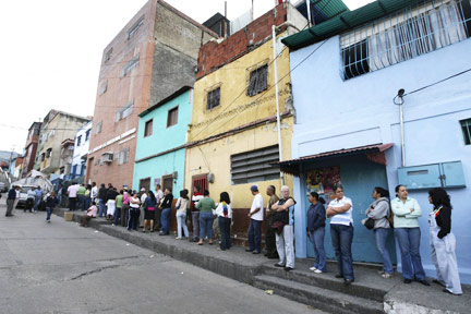 Les Vénézueliens font la queue pour voter à Caracas  le 15 février 2009.(Photo : Tomas Bravo/Reuters)