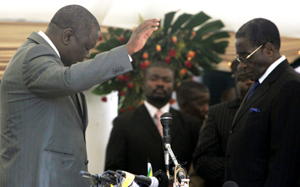 Le leader de l'opposition, Morgan Tsvangirai prête serment comme Premier ministre, à Harare, devant le président Robert Mugabe, le 11 février 2009.(Photo :  Reuters)