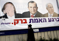 Une affiche des trois candidats du Parti travailliste israélien, Ehud Barak&nbsp;(c), Benjamin Nétanyahou&nbsp;(d) et Tzipi Livni&nbsp;(g), dont la figure a été recouverte de peinture par des opposants ultra orthodoxes. (Jérusalem le 2&nbsp;février 2009).(Photo : AFP)