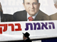 Une affiche des trois candidats du Parti travailliste israélien, Ehud Barak&nbsp;(c), Benjamin Nétanyahou&nbsp;(d) et Tzipi Livni&nbsp;(g), dont la figure a été recouverte de peinture par des opposants ultra orthodoxes. (Jérusalem le 2&nbsp;février 2009).(Photo : AFP)