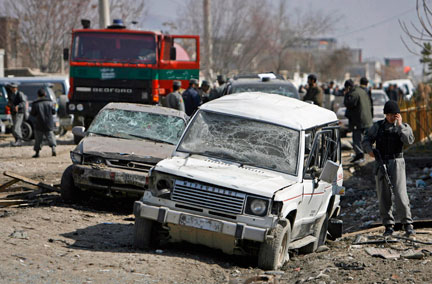 Sur les lieux d'une des attaques suicide à Kaboul, le 11 février 2009.( Photo : Reuters )