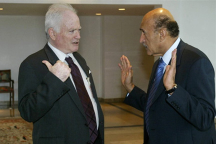 Amos Gilad (G) avait une longue expérience des contacts avec l’Egypte. Ici en 2005, avec le chef des services de renseignement égyptiens, Omar Suleiman. (Photo : AFP)