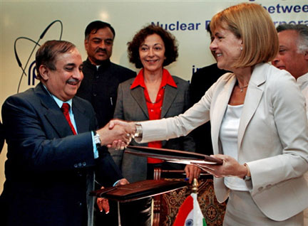 Anne Lauvergeon, présidente d'Areva ( à droite ), la secrétaire d'Etat au Commerce extérieur, Anne-Marie Idrac ( au centre) et le représentant du Nuclear Power Corporation of India Limited ( NPCIL ), le 4 février 2009.( Photo : AFP )