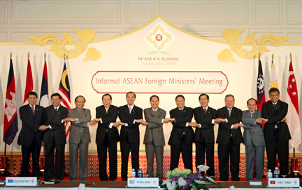 Ouverture du 14e sommet de l'Asean réunissant son secrétaire général, Surin Pitsuwan et les ministres des Affaires étrangères de dix pays asiatiques à l'hôtel Cha Am, près de la station balnéaire de Hua Hin, en Thaïlande, le 27 février 2009.(Photo : Reuters)