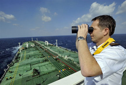 Le capitaine d'un super pétrolier français surveille le golfe d'Aden, le 18 janvier 2009.( Photo : AFP )