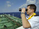 Le capitaine d'un super pétrolier français surveille le golfe d'Aden, le 18 janvier 2009.( Photo : AFP )