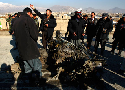 Des policiers afghans sur les lieux de l'attentat perpétré contre un convoi militaire français à Kaboul, dimanche 1er février 2009.(Photo : Reuters)