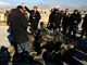 Des policiers afghans sur les lieux de l'attentat perpétré contre un convoi militaire français à Kaboul, dimanche 1er février 2009.(Photo : Reuters)