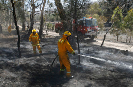 Les pompiers luttent contre les feux qui ravagent le sud-est de l'Australie, le 9 février 2009.(Photo : Reuters)