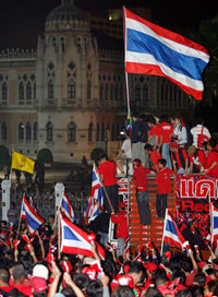 Vêtus de rouge, les militants anti-gouvernementaux sont parvenus vers minuit à encercler le palais du gouvernement, à Bangkok, le 1er février 2009.(Photo : Reuters)