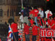 Vêtus de rouge, les militants anti-gouvernementaux sont parvenus vers minuit à encercler le palais du gouvernement, à Bangkok, le 1er février 2009.(Photo : Reuters)