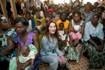 La Première dame de France, Carla Bruni-Sarkozy, au milieu de mères burkinabées avec leurs enfants, au centre médical de Pissy à Ouagadougou, le 11 février 2009.(Photo : Reuters)