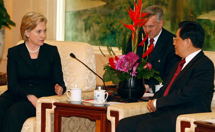 La secrétaire d'État américaine, Hillary Clinton (g) et le président chinois, Hu Jintao à Pékin, ce samedi 21 février.(Photo : Reuters)
