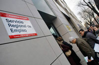 Devant un centre pour l'emploi à Madrid, le 3 février 2009.( Photo : Reuters )