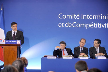 De gauche à droite : le Premier ministre François Fillon, Jean-Louis Borloo ministre de l'Ecologie, Hubert Falco secrétaire d'Etat à l'aménagement du territoire et Patrick Devedjian ministre de la Relance économique, le 2 février 2009.( Photo : AFP )