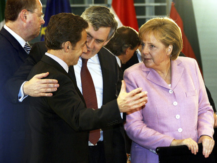 De gauche à droite : le ministre allemand des Finances, Peer Steinbr, le président français Nicolas Sarkozy, le Premier ministre britannique, Gordon Brown et la chancelière allemande, Angela Merkel réunis à Berlin, le 22 février 2009.  (Photo : Reuters)