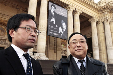 Liu Yang (d), avocat chinois à la tête de l'association luttant pour le retour des bronzes en Chine, accompagné de son homologue français, Renlin Shi (g) devant le Grand Palais à Paris, le 25 février 2009.(Photo : AFP)