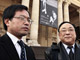 Liu Yang (d), avocat chinois à la tête de l'association luttant pour le retour des bronzes en Chine, accompagné de son homologue français, Renlin Shi (g) devant le Grand Palais à Paris, le 25 février 2009.(Photo : AFP)