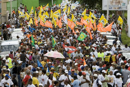 Plusieurs milliers de personnes manifestent contre la vie chère dans les rues de Pointe-à-Pitre, en Guadeloupe, le 30 janvier 2009.(Photo : AFP)