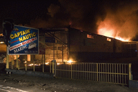 A Pointe-à-Pitre, la grève s'intensifie. Un dépôt de bateau incendié dans la nuit du 16&nbsp;février 2009.(Photo : AFP)