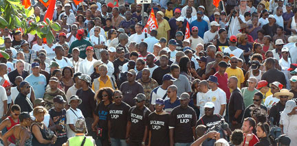Plusieurs centaines de manifestants ont participé à une marche silencieuse, le 18 février 2009.(Photo : Reuters)